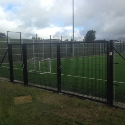Et Noistop®-stålstøygjerde fra Poda Gjerder installert for å skjerme for støy fra en offentlig fotballbane