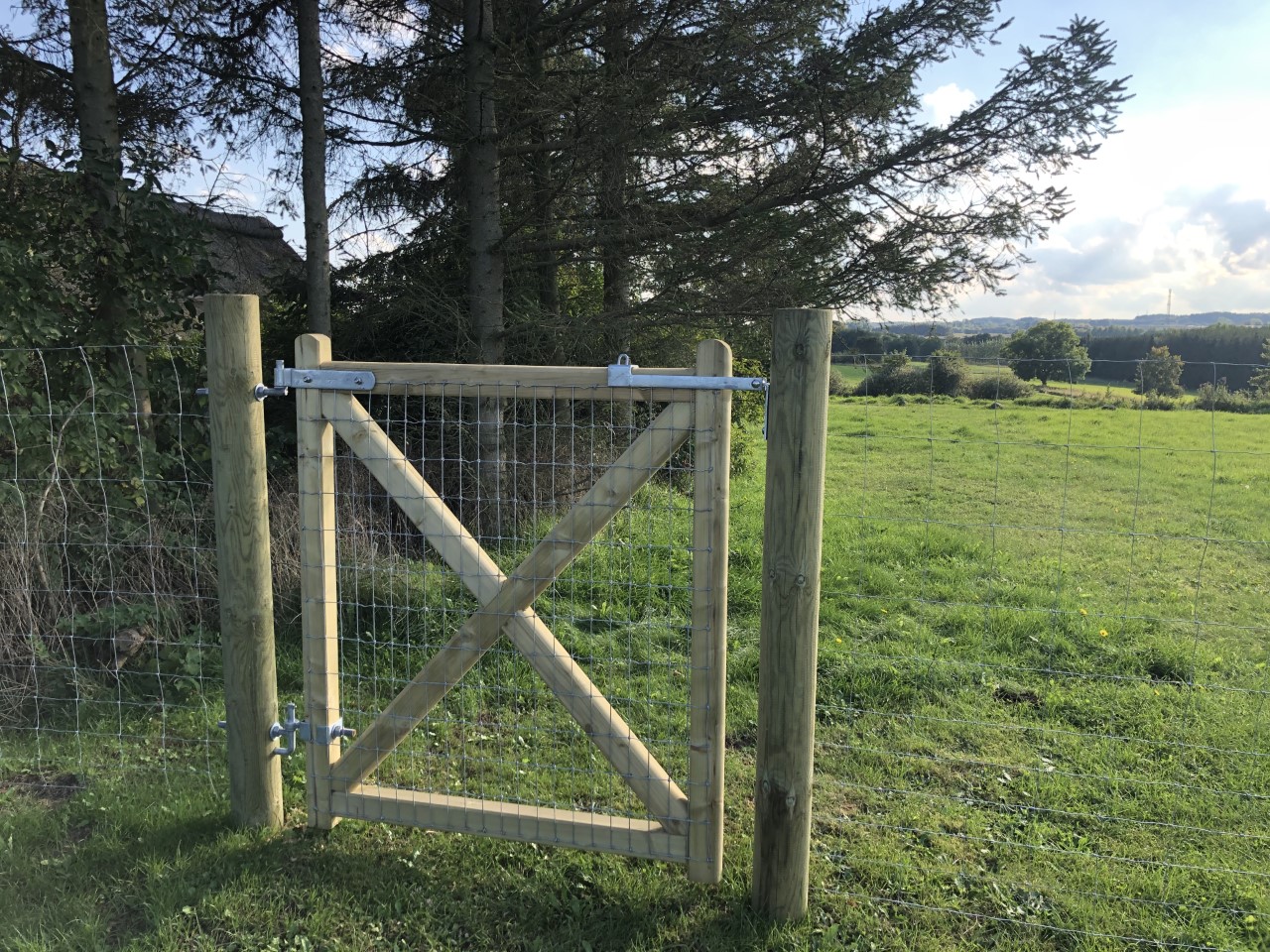 I forlengelse av et nettinggjerde er det installert en Country Estate grind