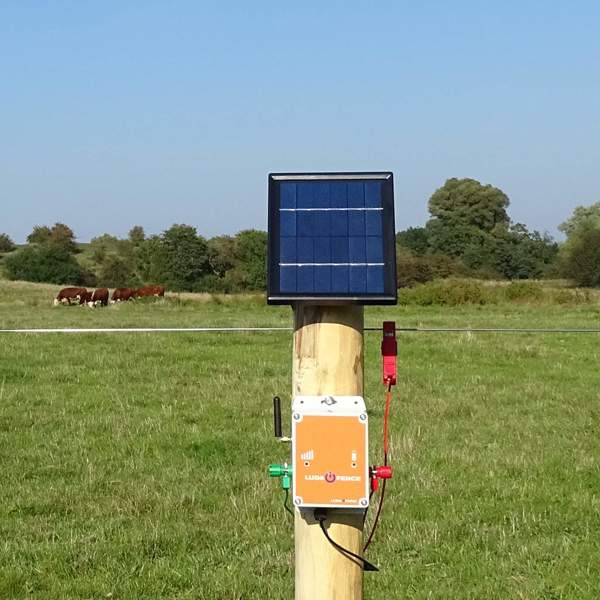 Poda FenceAlarm montert på en gjerdestolpe.