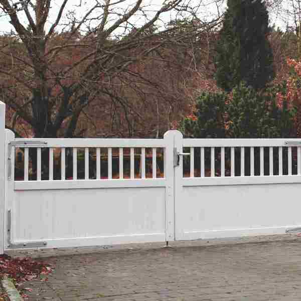 En dobbel grind i den vakre Country Garden-designen. I dette tilfellet er grinden hvitmalt