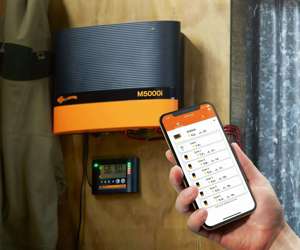 Gjerdeapparatet M5000 henger på en vegg, mens tilhørende mobilapp vises.