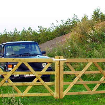 En bil parkert bak en lukket «Country Farmer»-grind