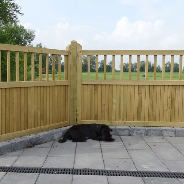 En hund som tar seg en lur foran et «Country Garden»-gjerde