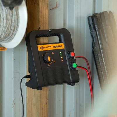 En liten multipower-strømgiver som henger på en stolpe.
