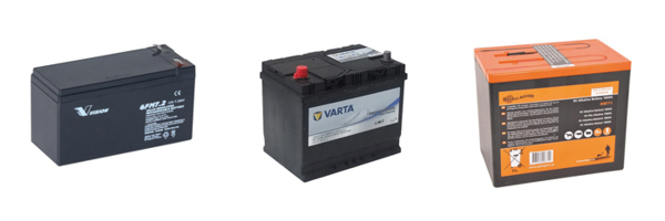 Tre forskjellige batterier side om side: et svart oppladbart Vision-batteri, et større Volta-batteri med røde og svarte terminaler, og et svart og oransje Gallagher 9V batteri for elektriske gjerder.