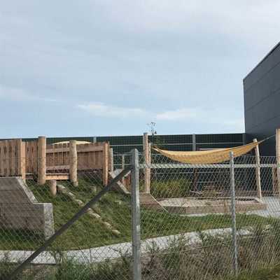 Et Noistop®-stålstøygjerde fra Poda Gjerder installert på en lekeplass for en barnehage