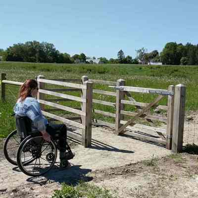 En dame i rullestol bruker en HandyGate