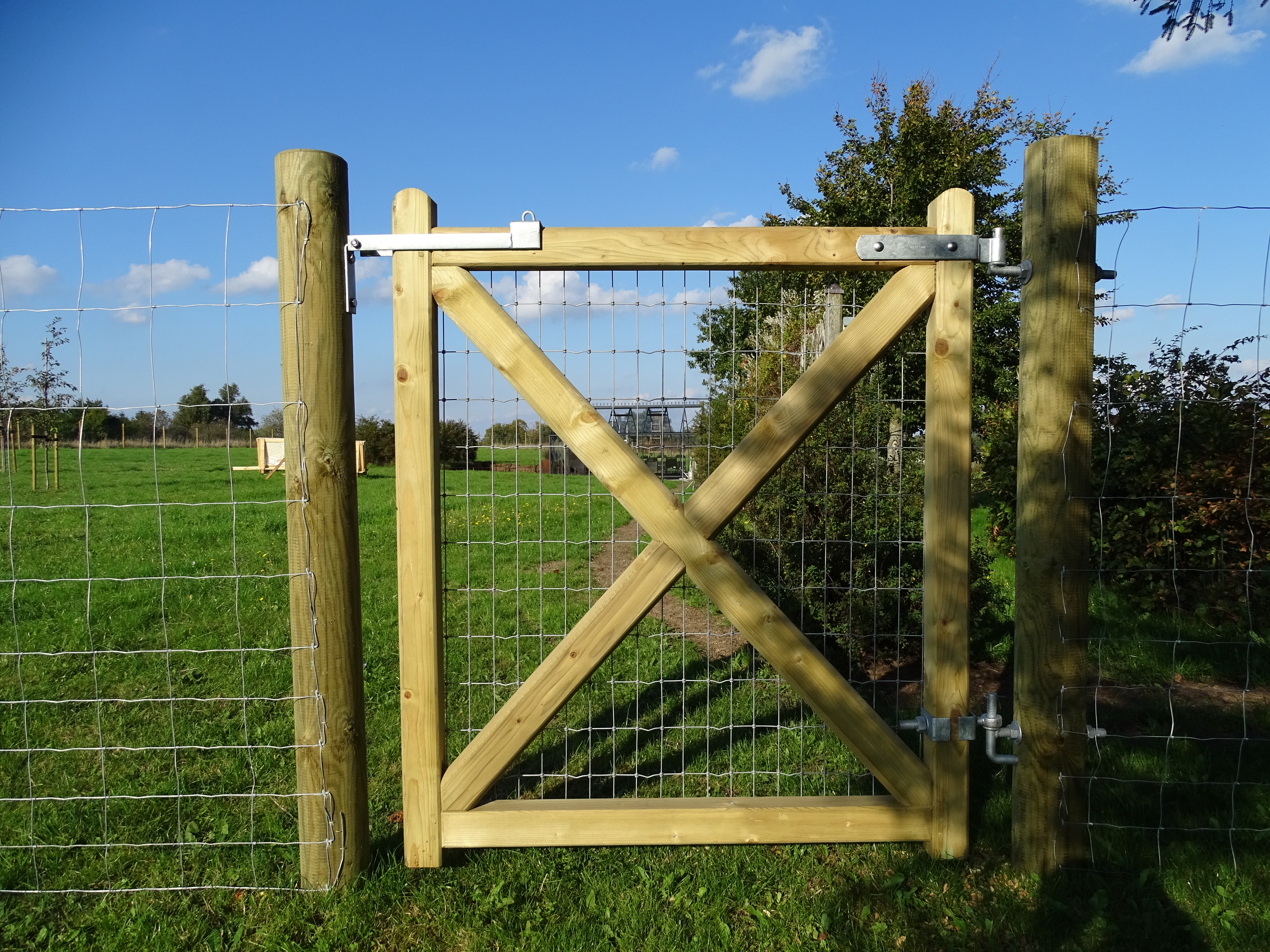 En Country Estate-grind er installert som inngang og utgang til et grøntområde