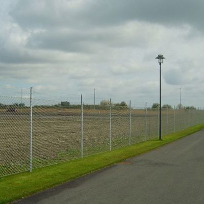 Et selskap bruker flettverksgjerder for å beskytte eiendommen sin