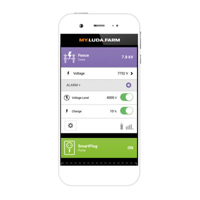 Smarttelefon med Poda FenceAlarm-app som viser gjerdspenning, alarmer og en SmartPlug for fjernstyring.
