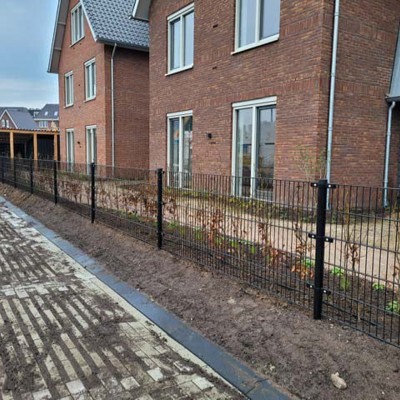 I et nybygd boligområde har panelgjerder blitt brukt for å fullføre estetikken