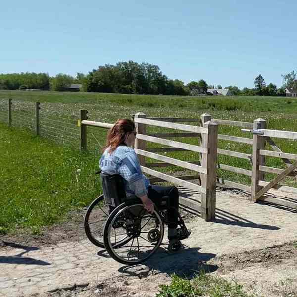 En dame i rullestol bruker en HandyGate
