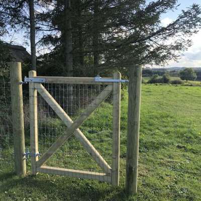 I forlengelse av et nettinggjerde er det installert en Country Estate grind