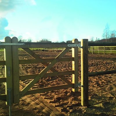 Som inn- og utgang til en ridebane er det en Country Farmer grind