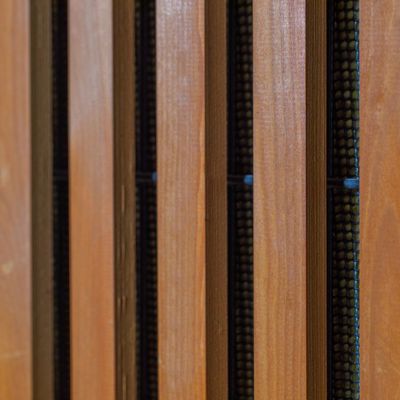 Nærbilde av Noistop Essential støygjerde med valgfritt monterte trelameller utenpå metallpanelene.