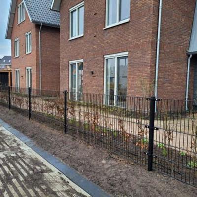 I et nybygd boligområde har panelgjerder blitt brukt for å fullføre estetikken