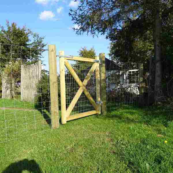 I en hage er det montert en «Country Estate»-grind. I bakgrunnen kan du se huset.